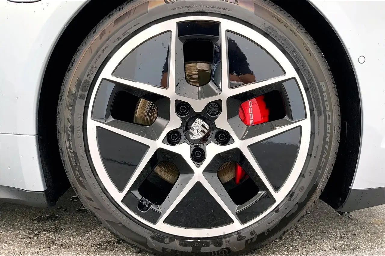 Porsche Taycan снимка Porsche Taycan