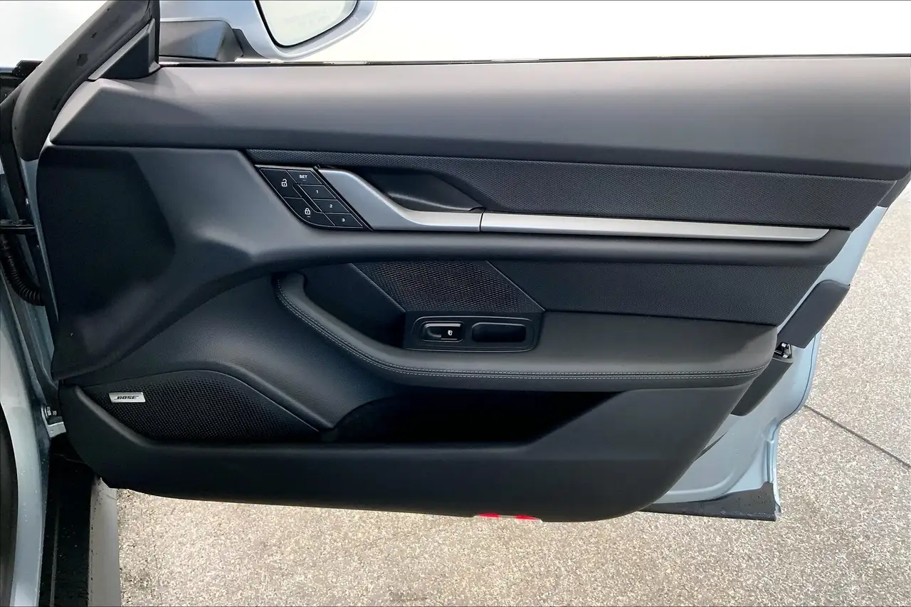 Porsche Taycan снимка Porsche Taycan