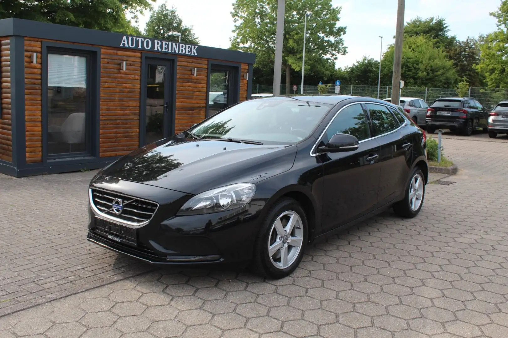 Volvo V40 2.0 D3 Automatik Momentum Schwarz - 1