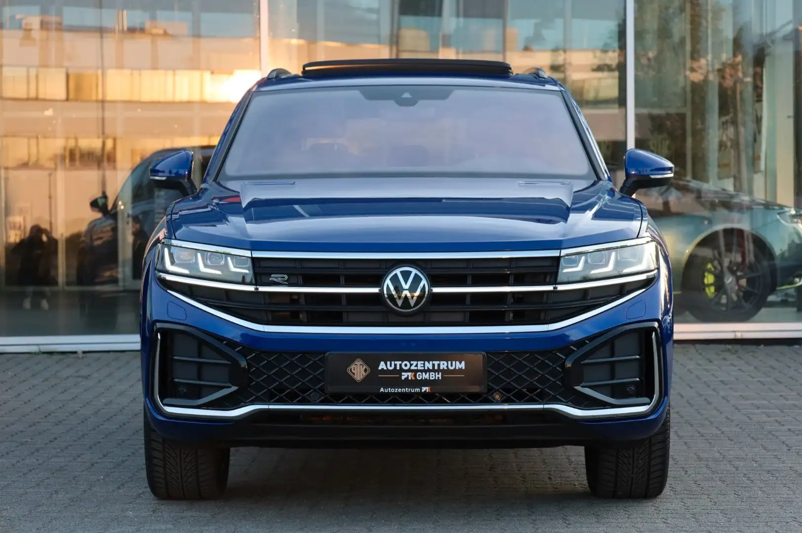Volkswagen Touareg 3.0 TDI 210 kW 4Motion R-Line Pano Blauw - 2