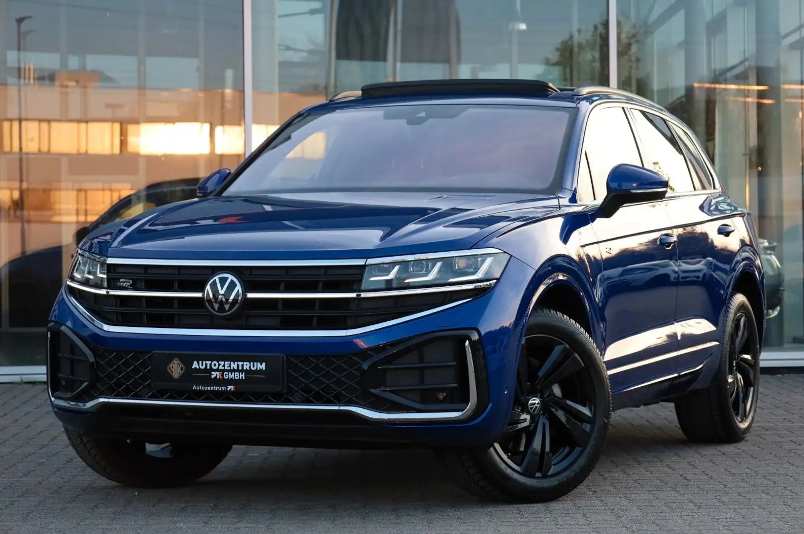 Volkswagen Touareg 3.0 TDI 210 kW 4Motion R-Line Pano Blauw - 1
