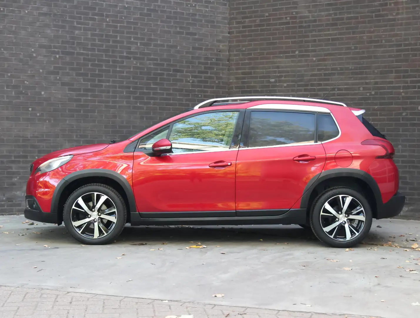 Peugeot 2008 SUV Allure 110pk Automaat | Panoramadak | Achterui Rood - 2
