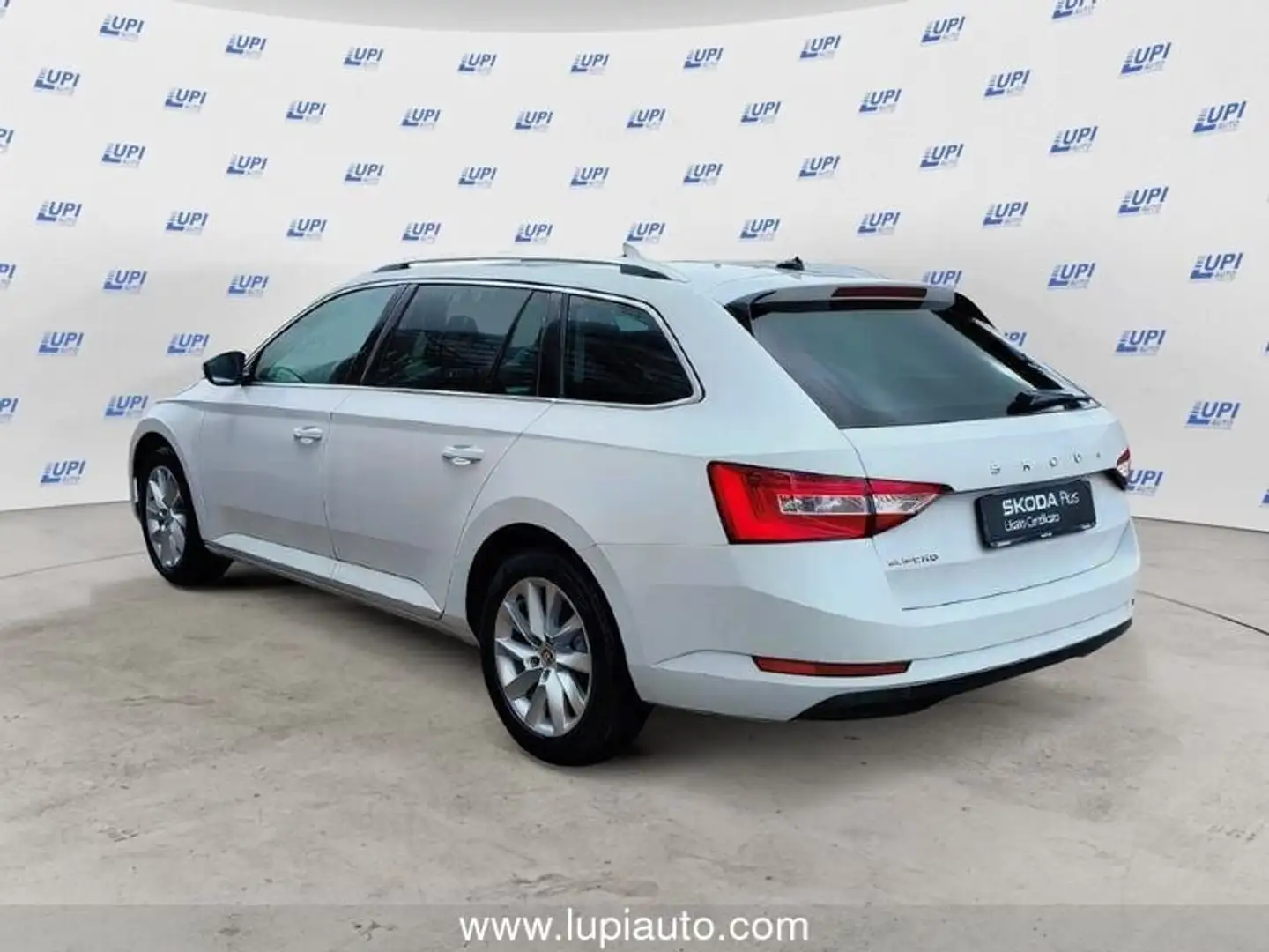 Skoda Superb Wagon 2.0 tdi evo Executive 150cv dsg Bianco - 2