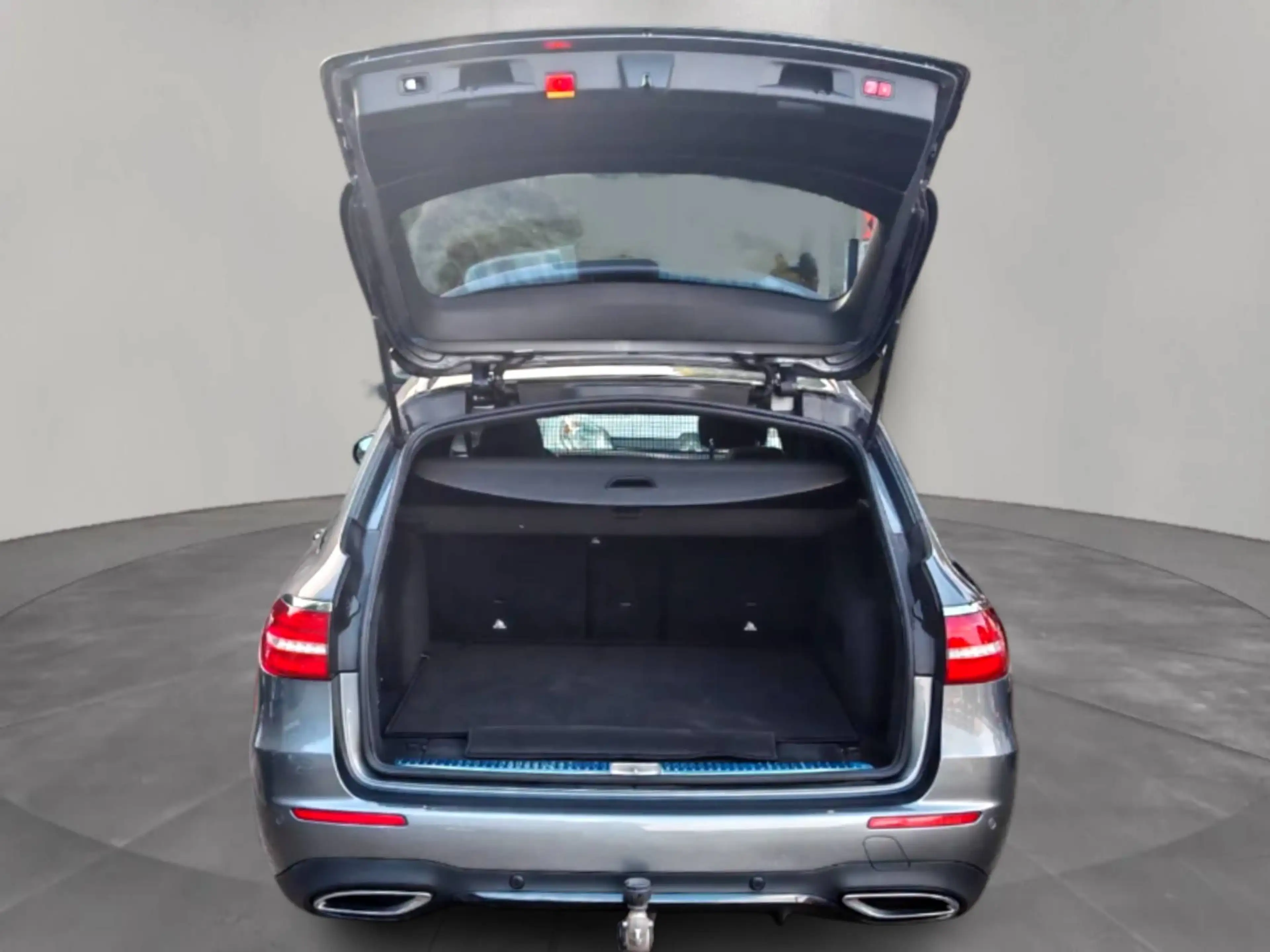 Mercedes-Benz E 220 d 4M T AMG Pano Memory ACC Keyless HUD AHK — photo 5