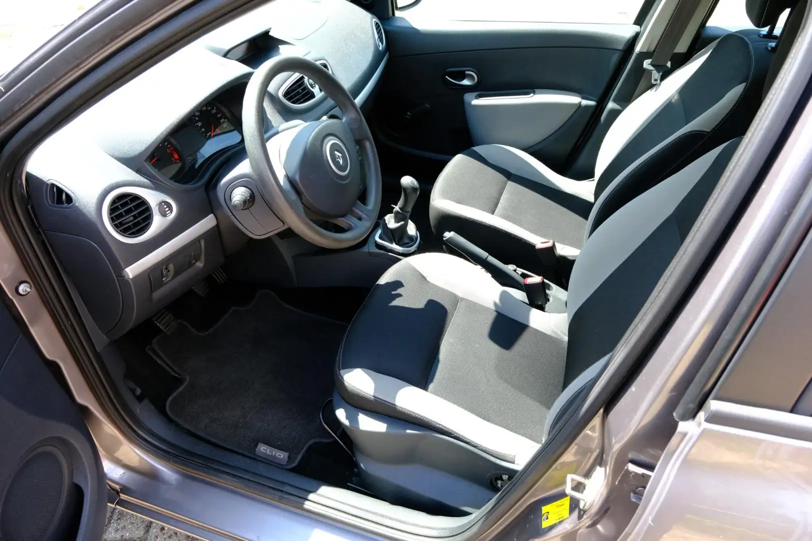 Renault Clio 1.2 Authentique Airco Grijs - 2