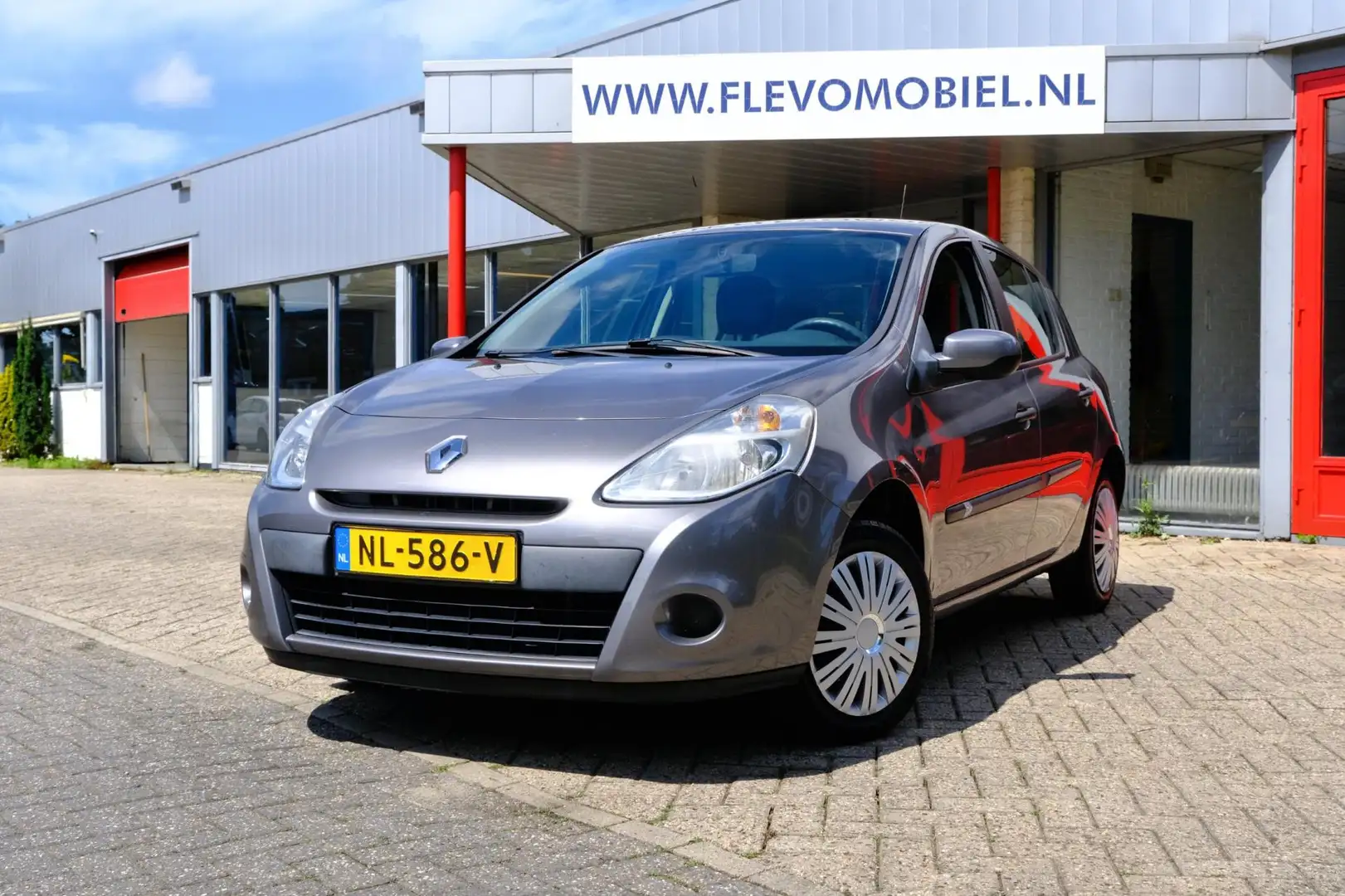 Renault Clio 1.2 Authentique Airco Grijs - 1