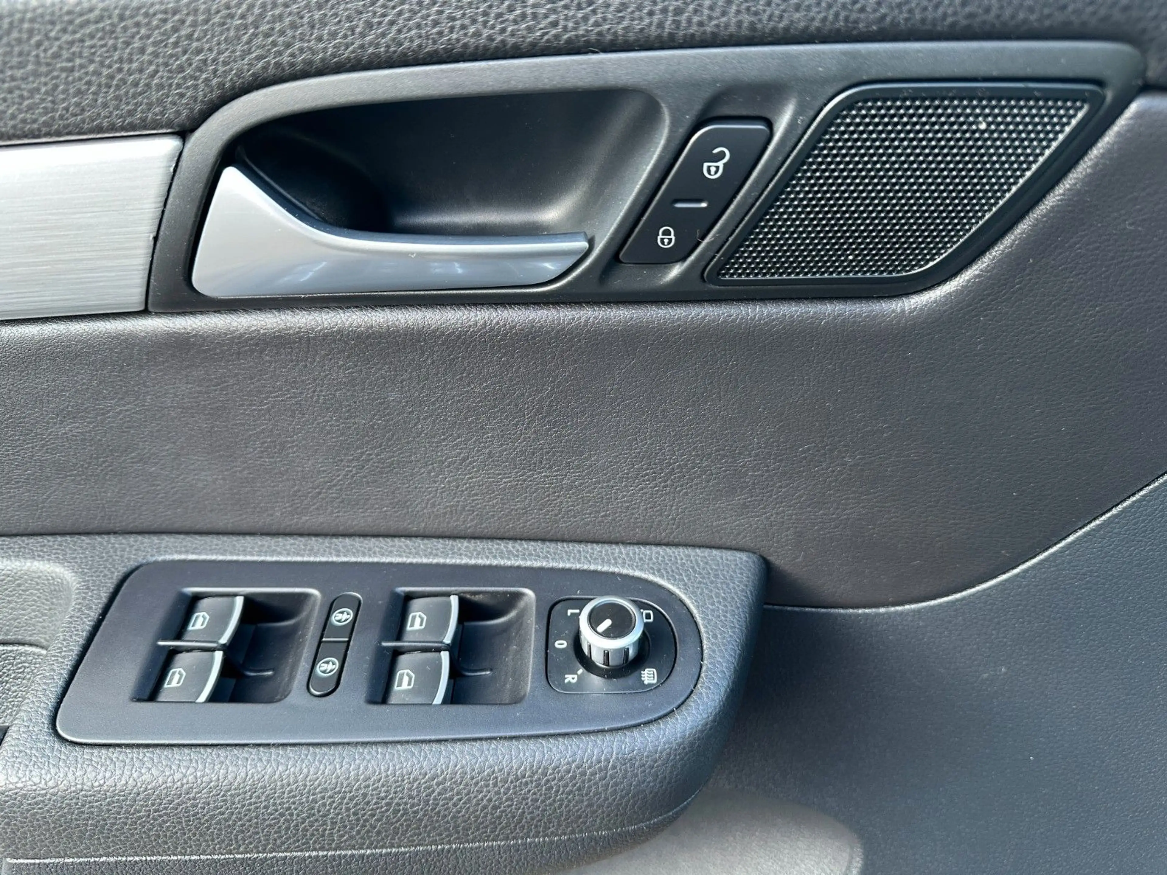 Volkswagen Sharan Highline BMT 7-SITZE AHK RFK SHZ LEDER — photo 26