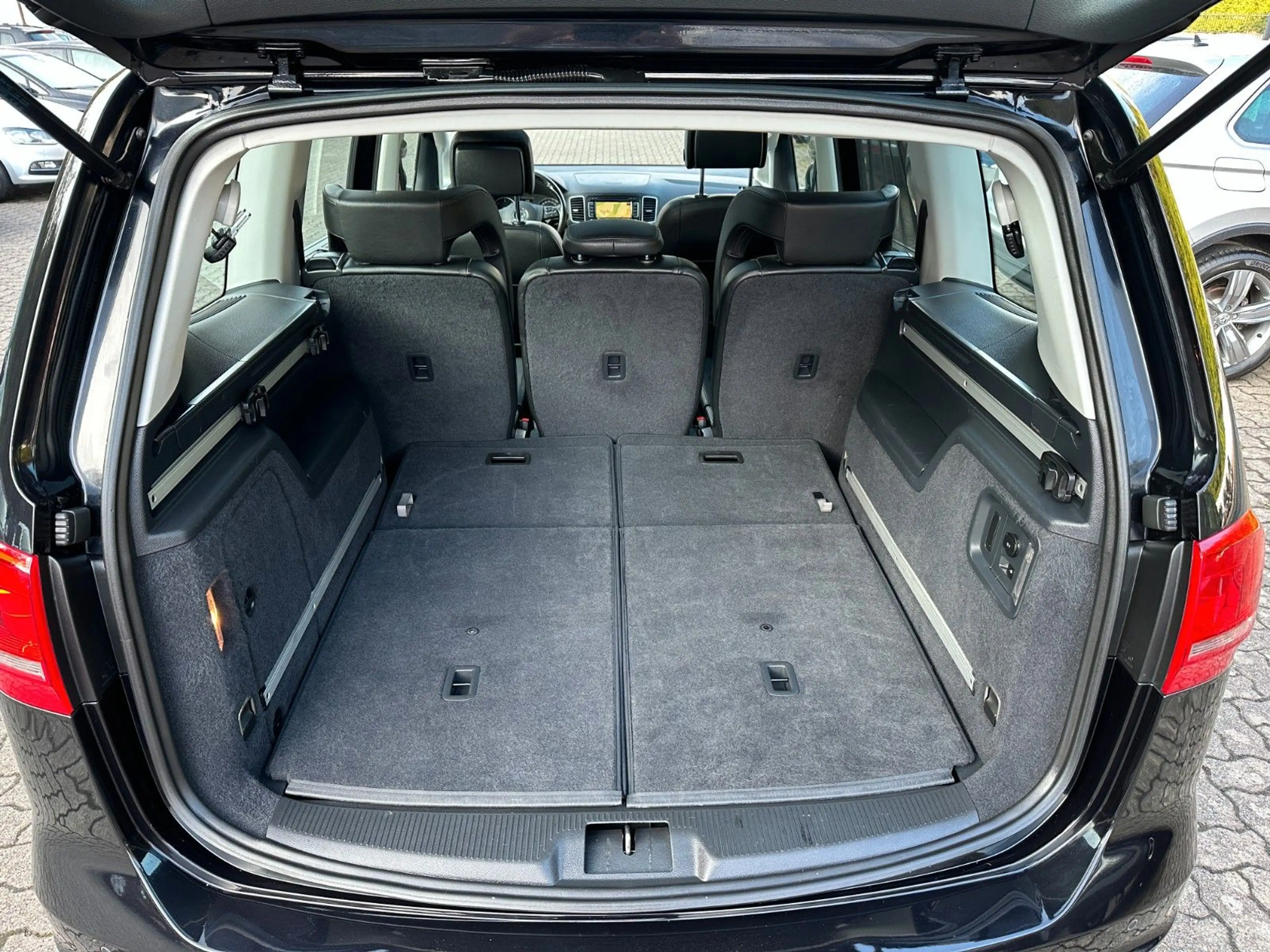 Volkswagen Sharan Highline BMT 7-SITZE AHK RFK SHZ LEDER — photo 19