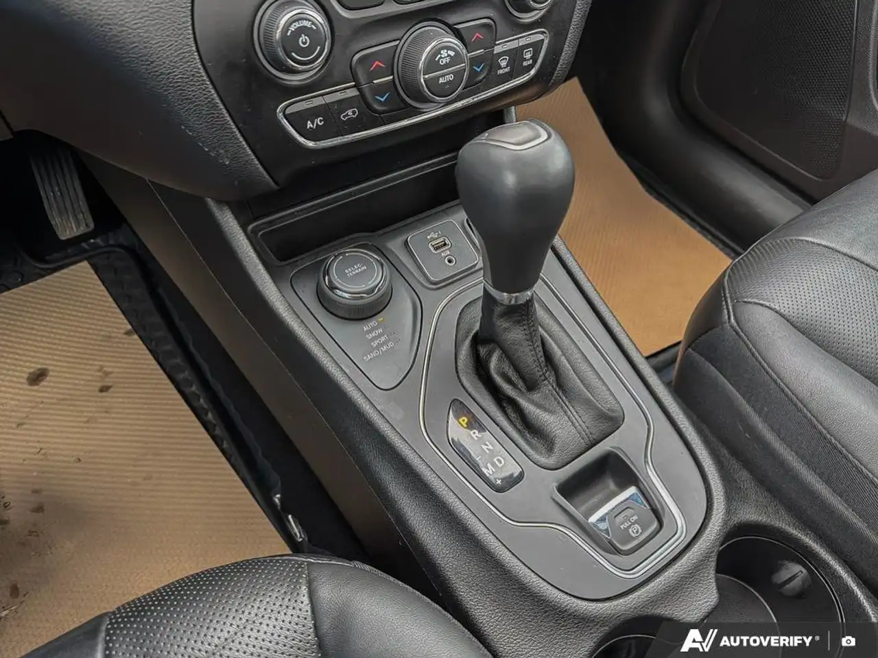 Jeep Cherokee снимка Jeep Cherokee