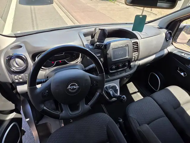 Opel Vivaro view 11
