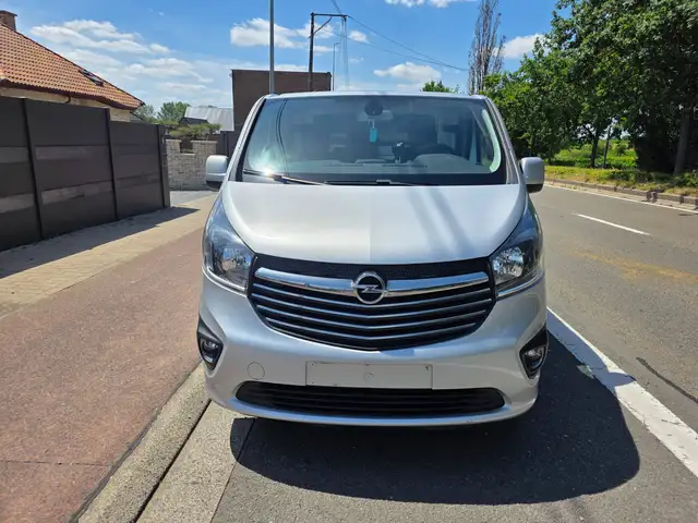 Opel Vivaro view 2
