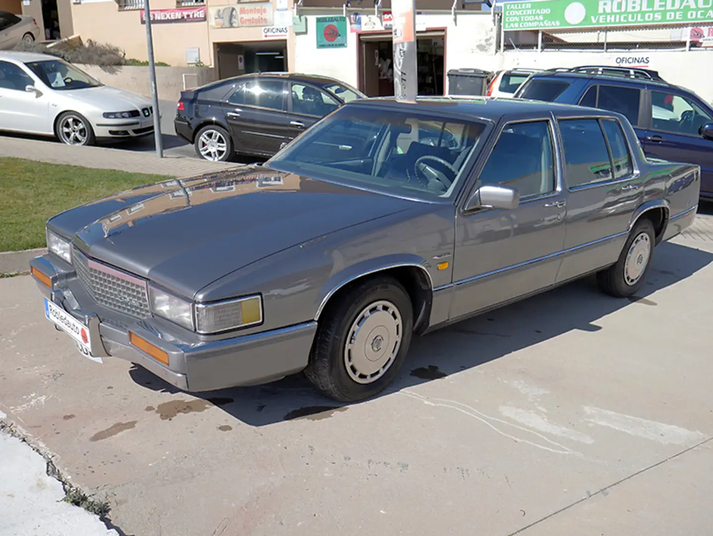 Cadillac Deville Sedán Gris - 1