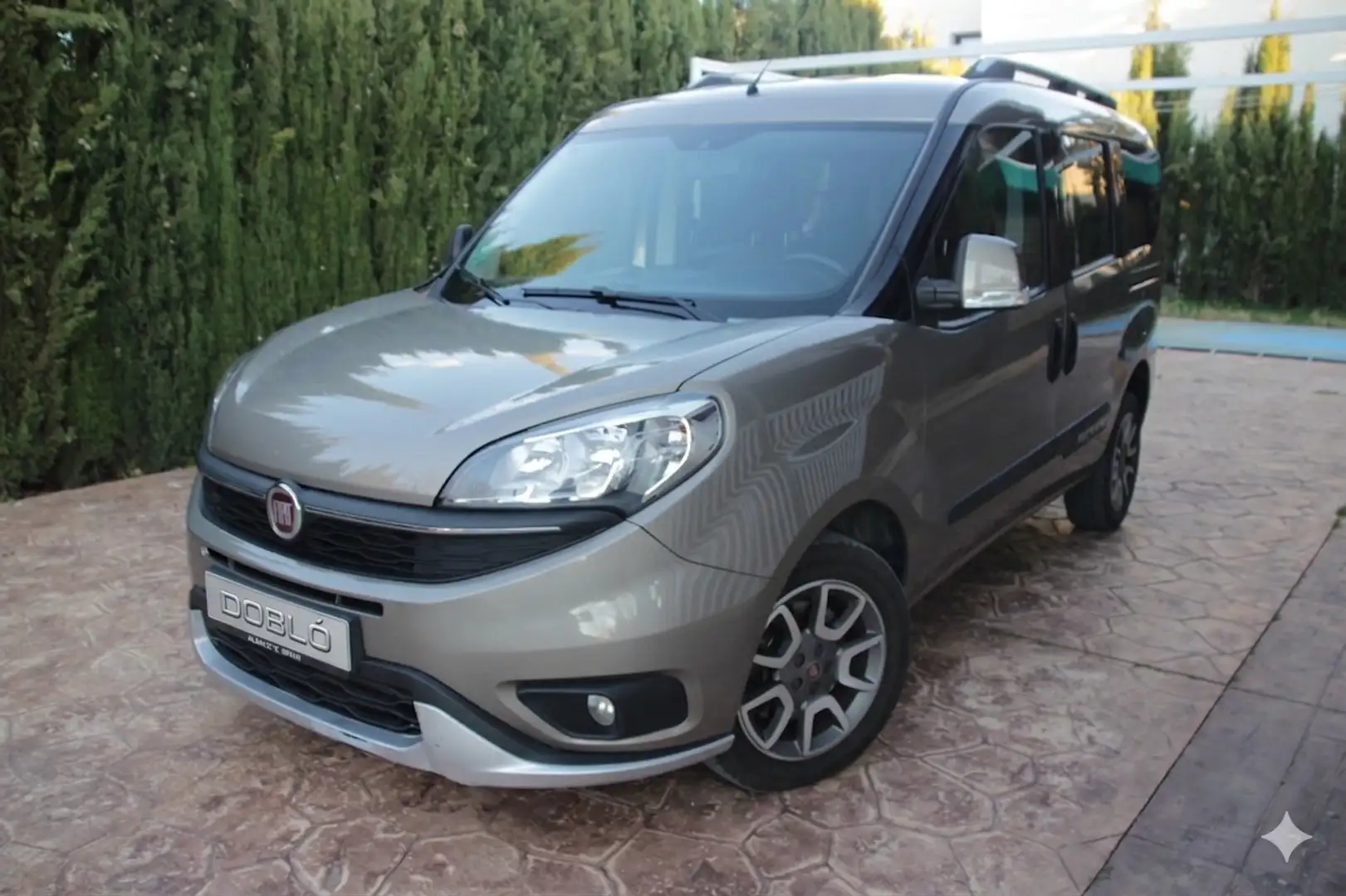 Fiat Doblo Dobló Panorama 1.6Mjt Trekking 88kW Beige - 1