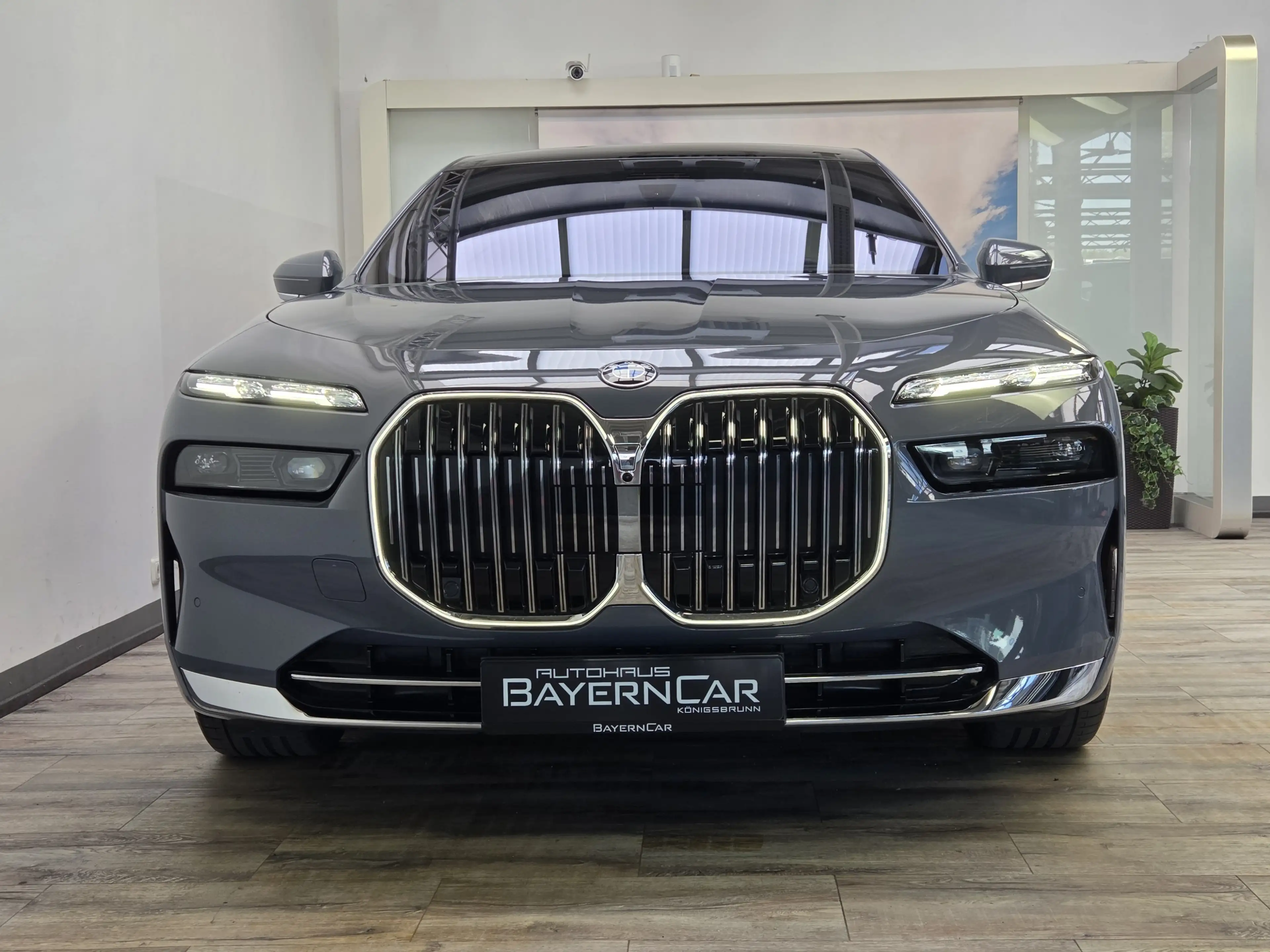 BMW 740 xDr Design Pure Excellence TV Lounge 21Zoll — photo 2