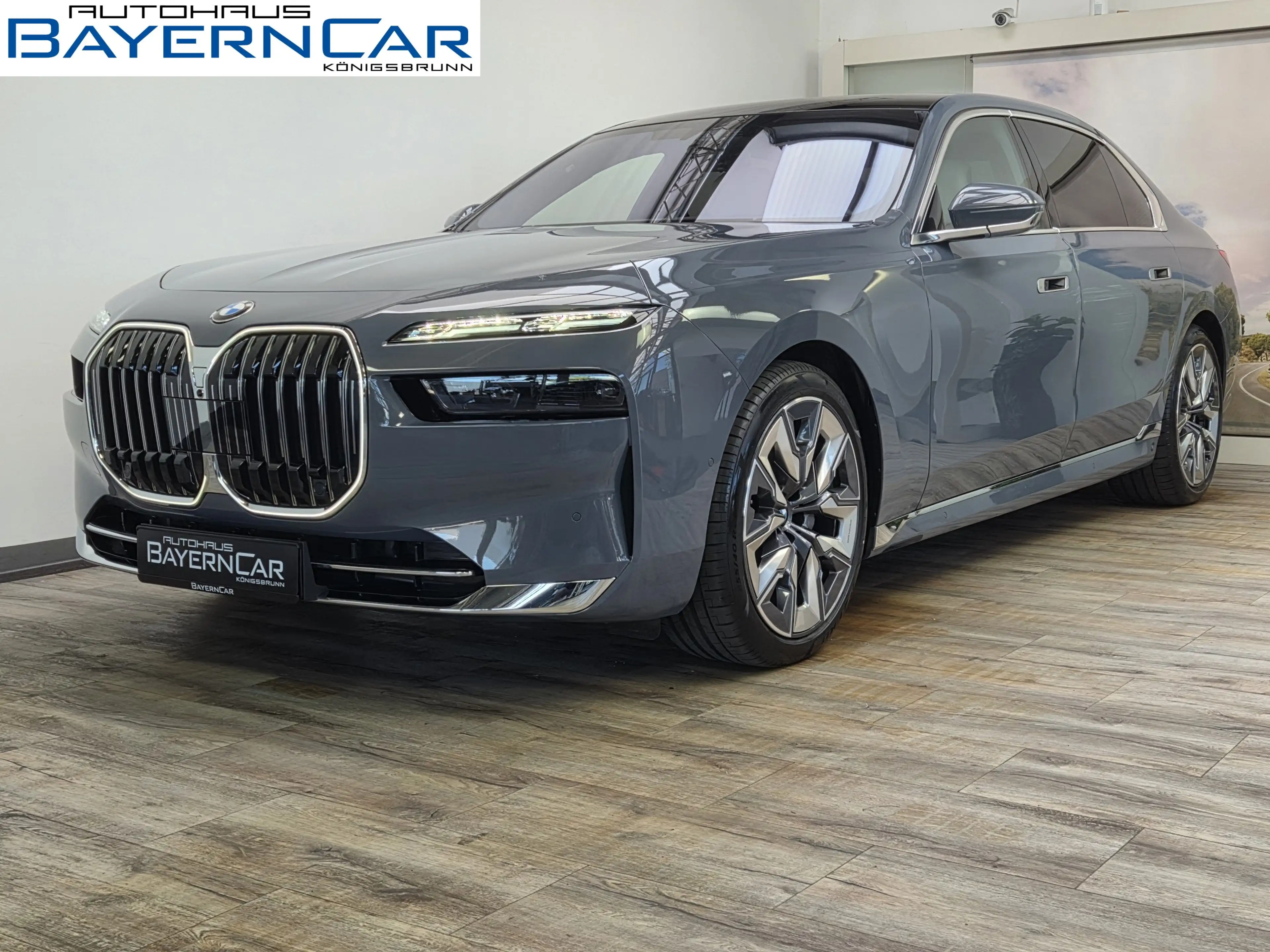 BMW 740 xDr Design Pure Excellence TV Lounge 21Zoll