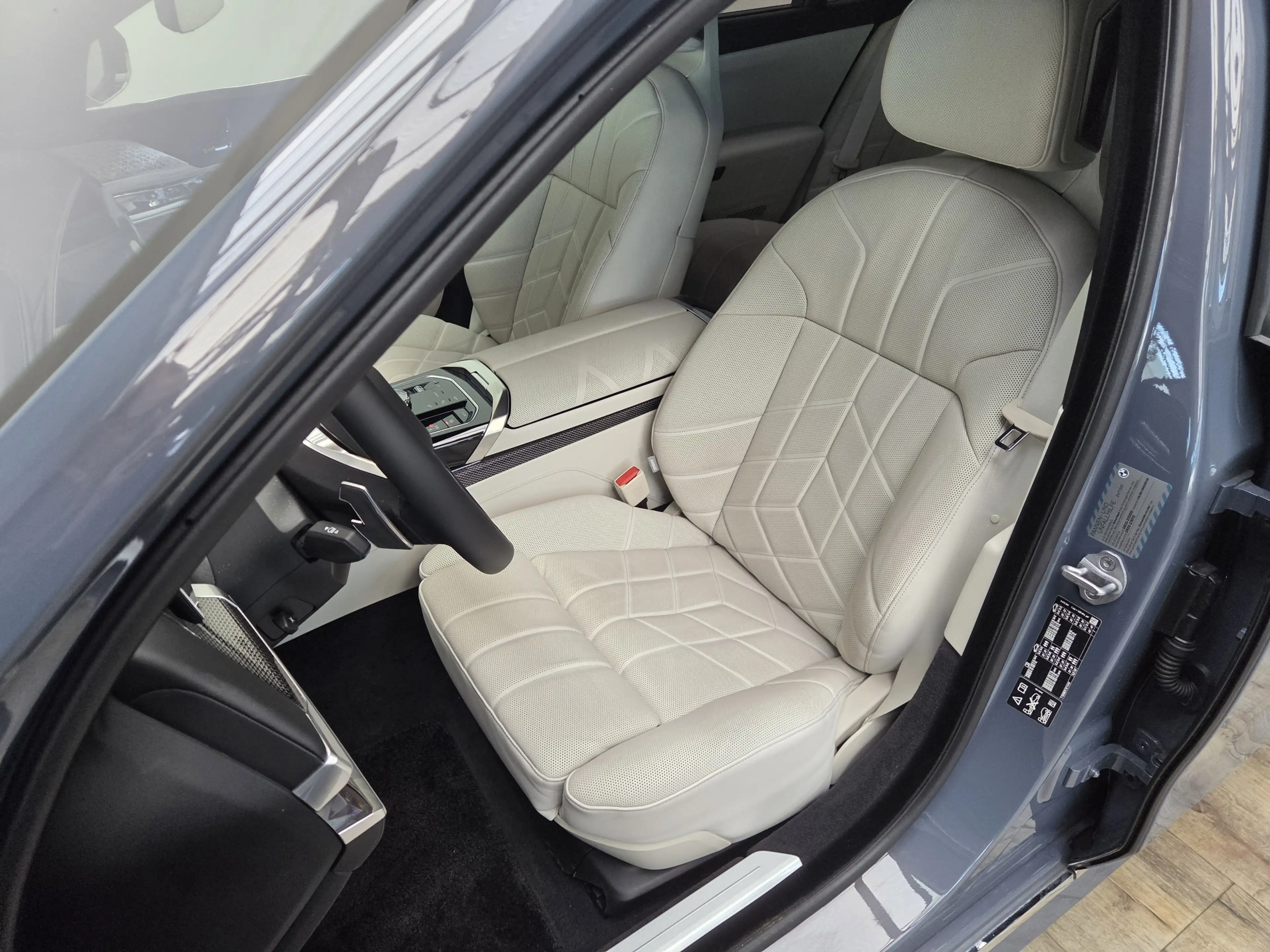 BMW 740 xDr Design Pure Excellence TV Lounge 21Zoll — photo 15