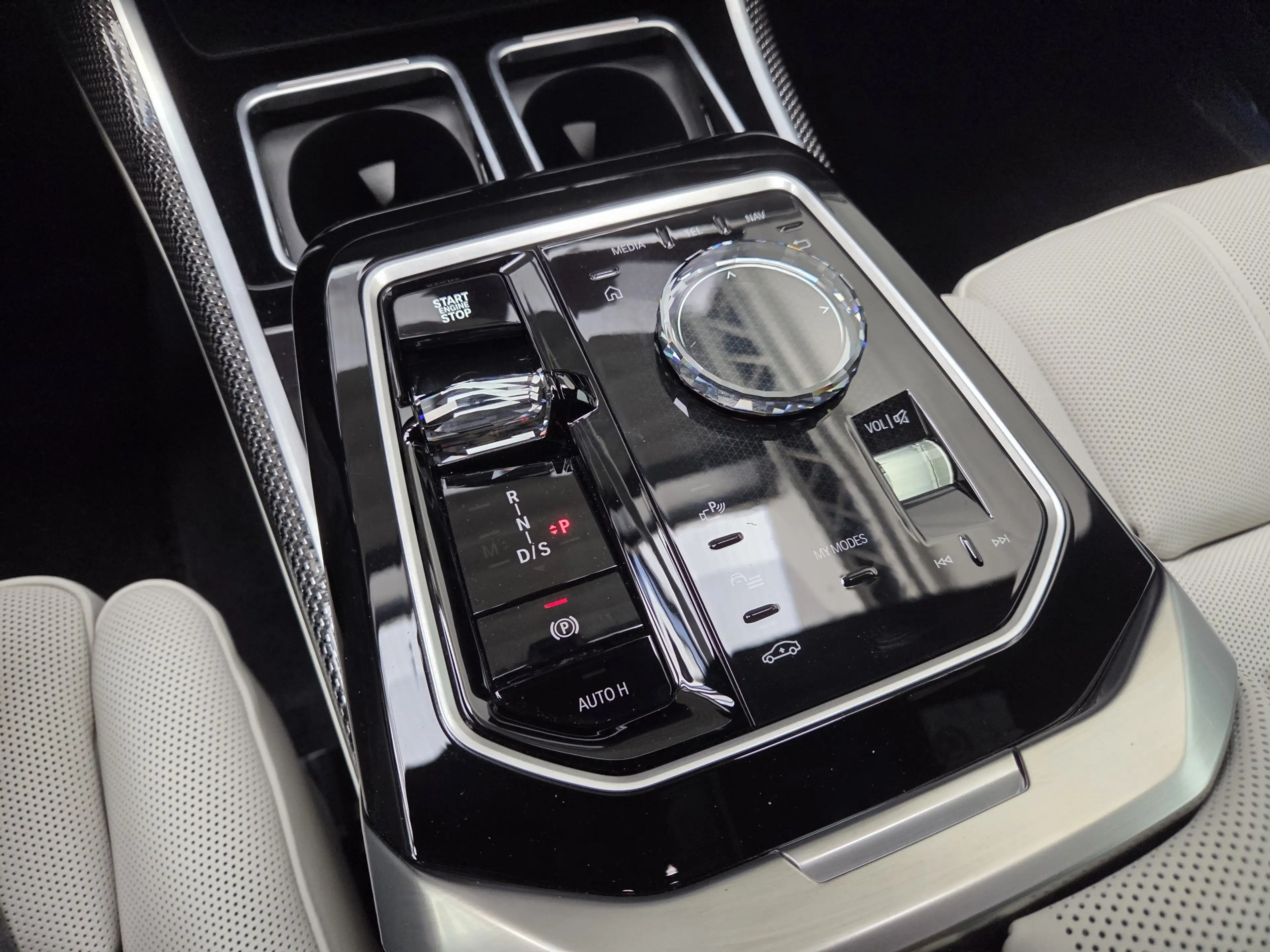 BMW 740 xDr Design Pure Excellence TV Lounge 21Zoll — photo 11