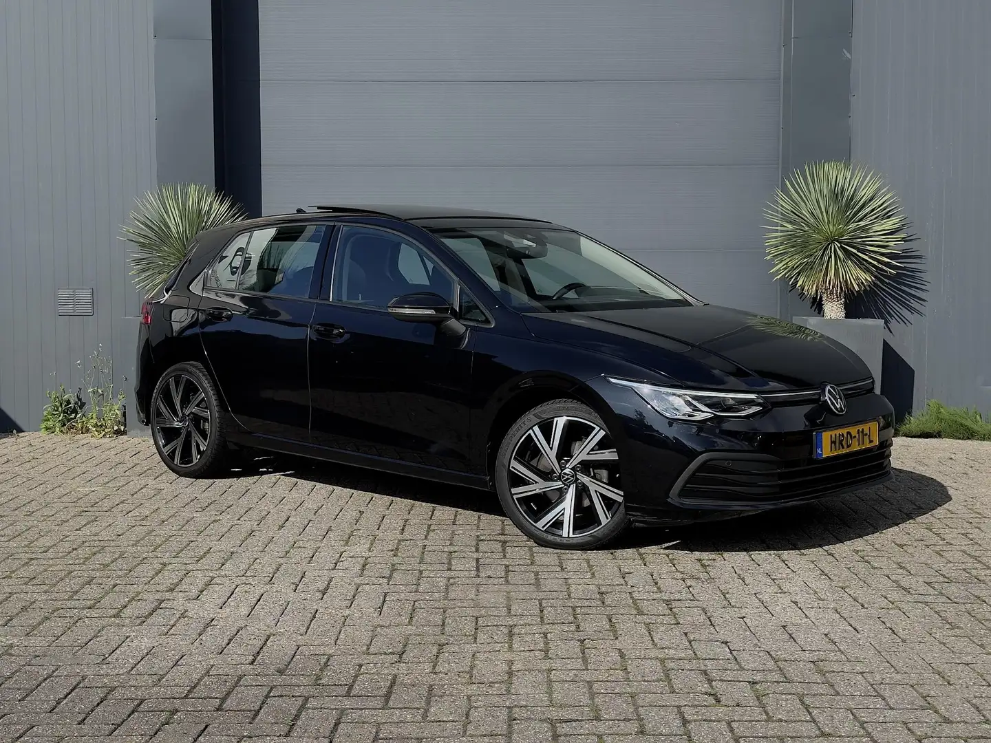 Volkswagen Golf 1.5 eTSI Panoramadak Automaat Noir - 1