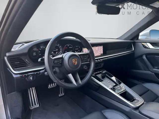 Porsche 911 view 11