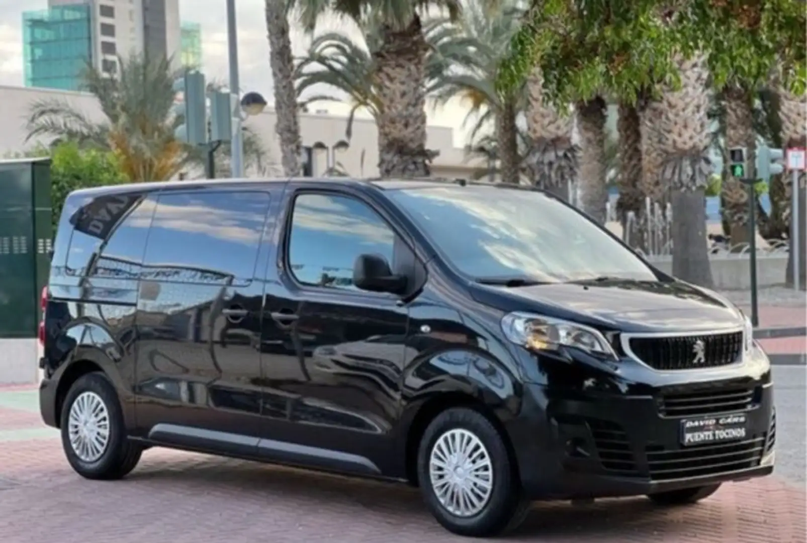 Peugeot Traveller 1.5BlueHDI Business Compact 120 Černá - 1