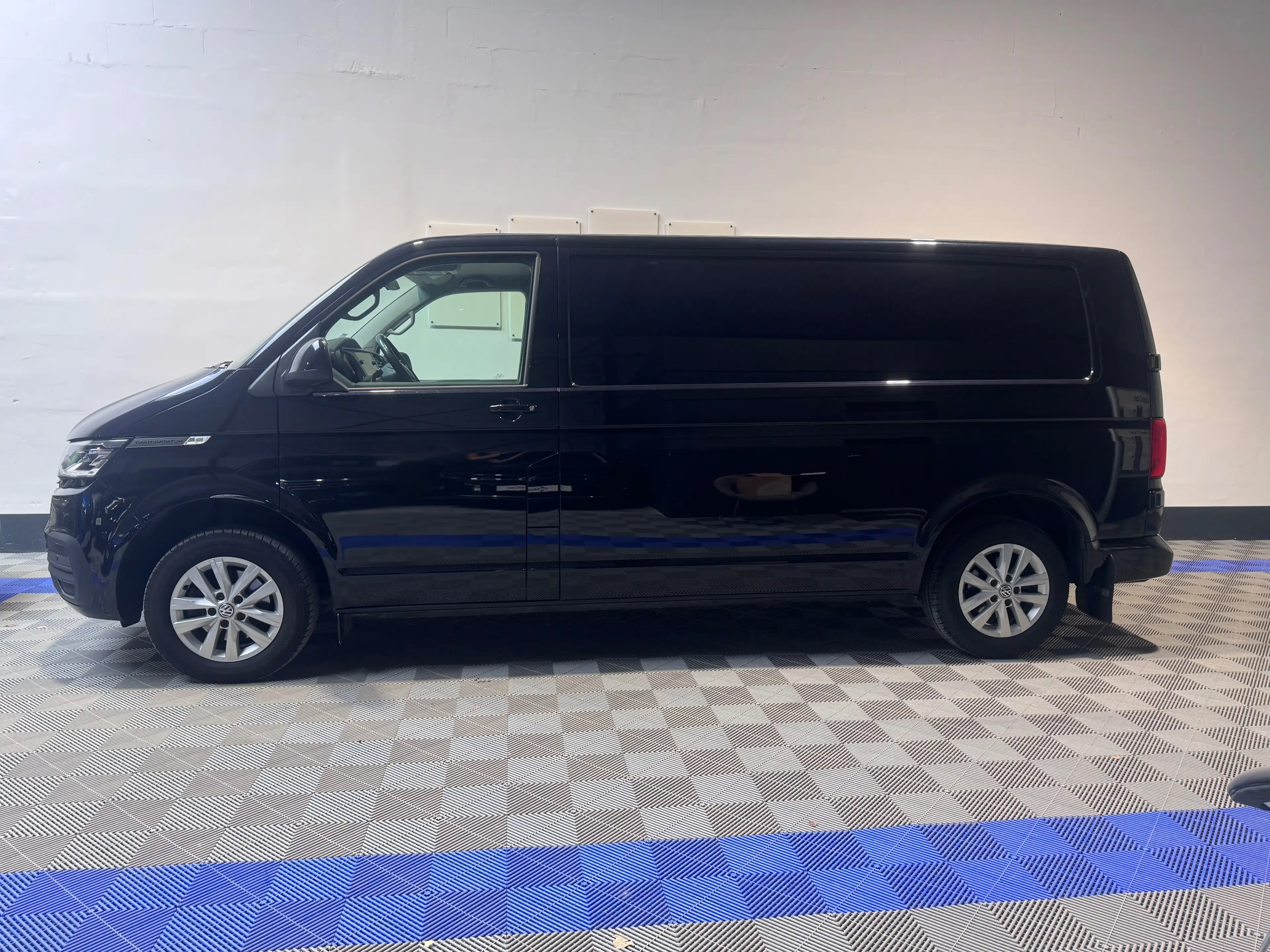 Volkswagen T6.1 Transporter 2.0 TDi SCR BMT Comfortline DSG (EU6d-T) — photo 2