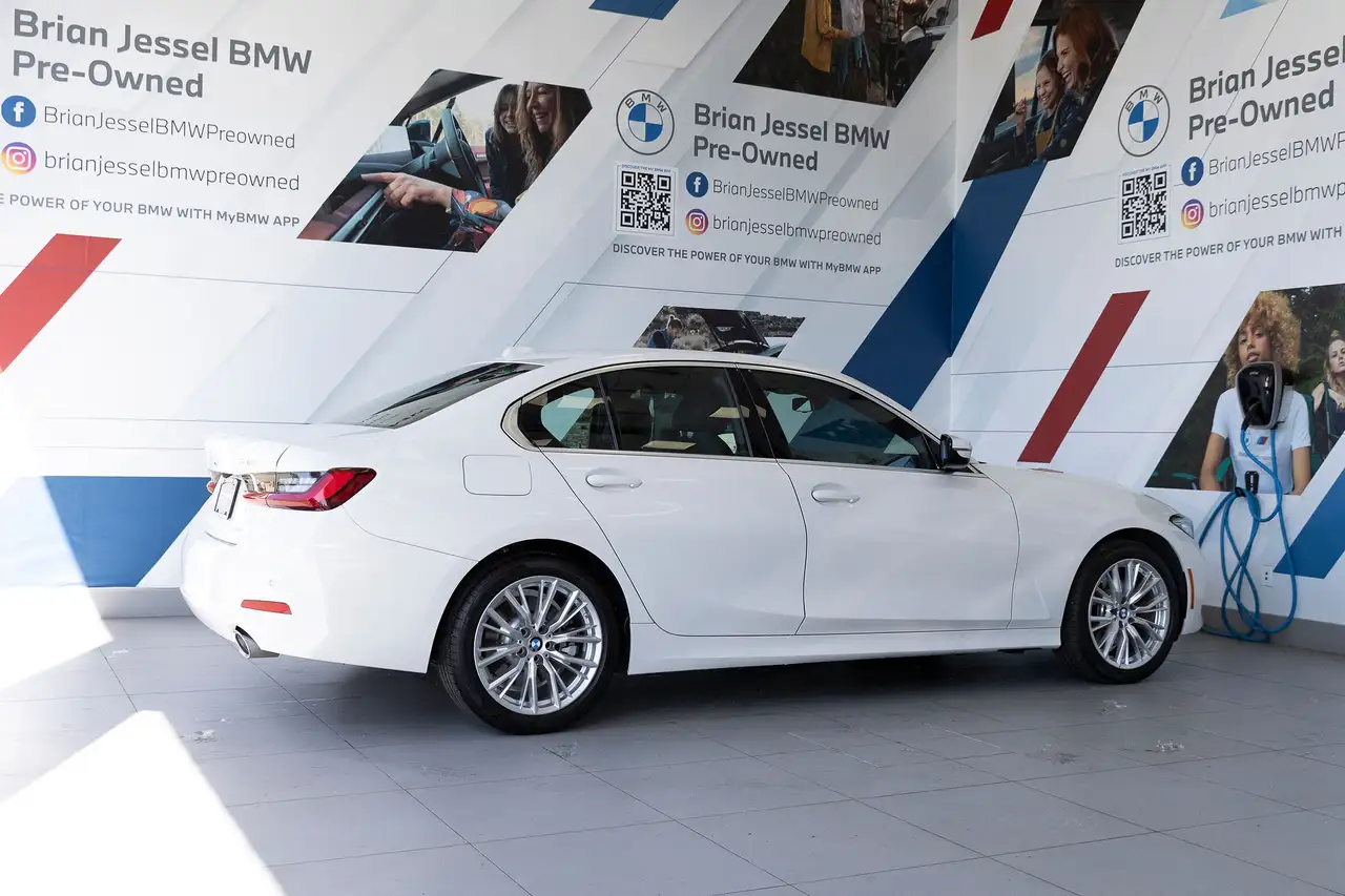 BMW 3 Series снимка BMW 3 Series