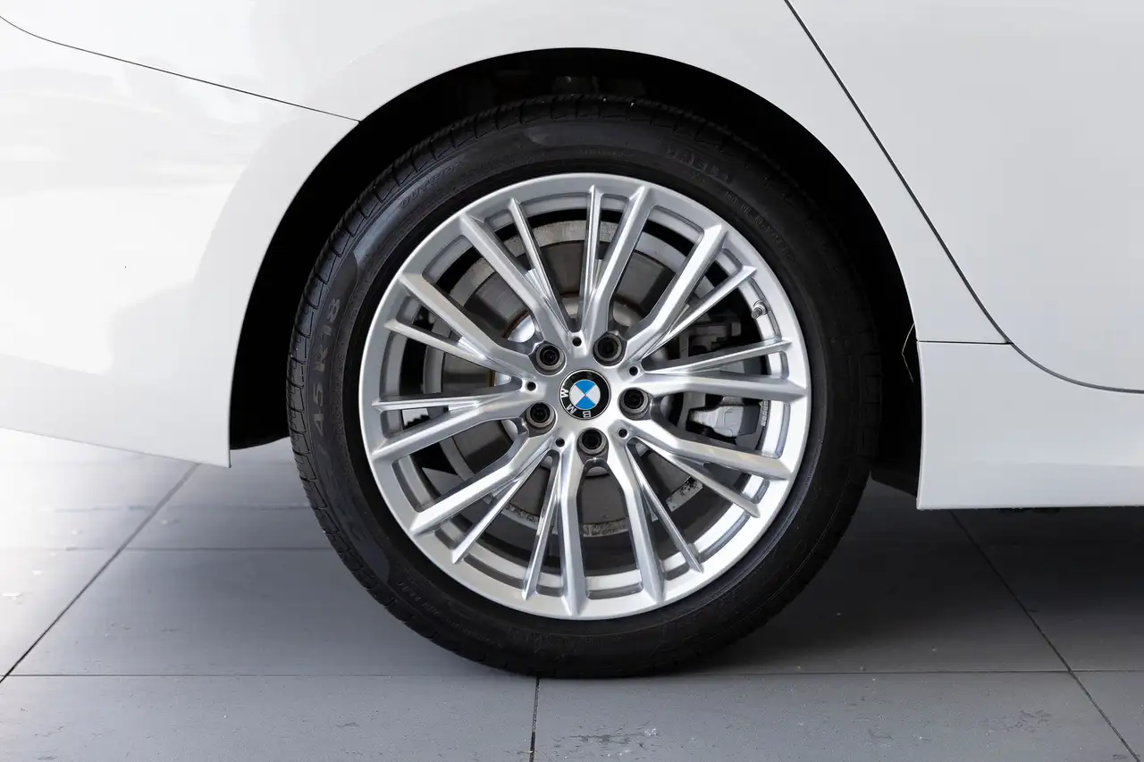 BMW 3 Series снимка BMW 3 Series
