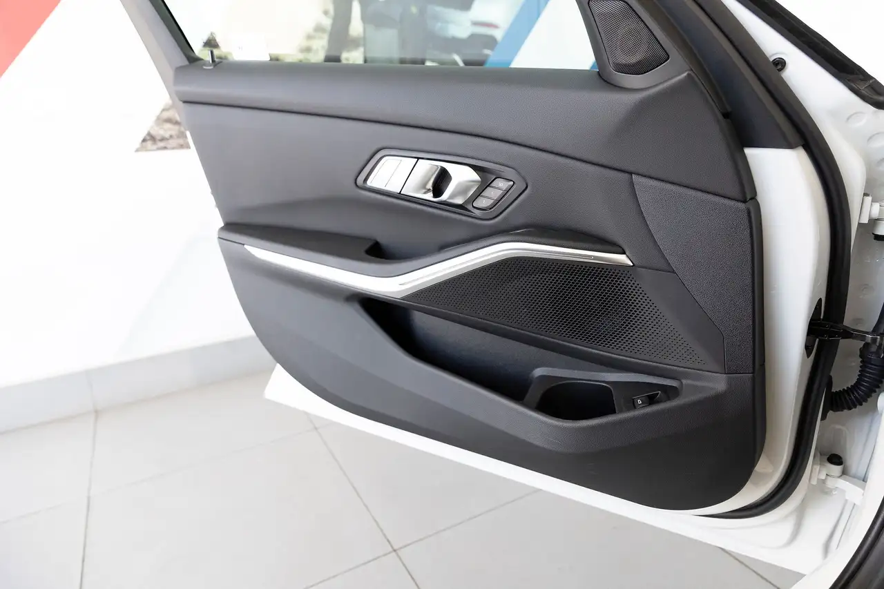 BMW 3 Series снимка BMW 3 Series