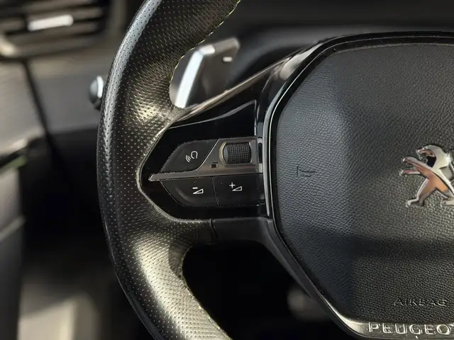 Peugeot 208 view 11