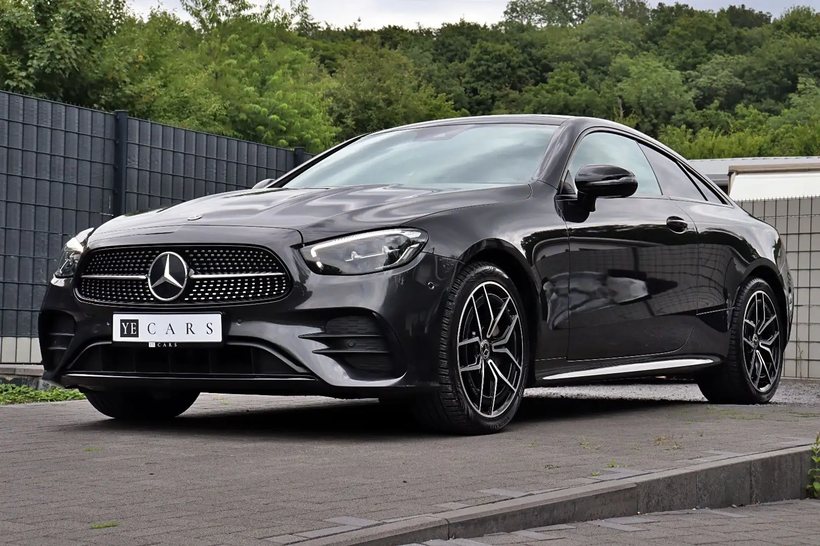Mercedes-Benz E 220 d 4Matic Coupe AMG LINE *Night*PANO*RFK* Grijs - 2