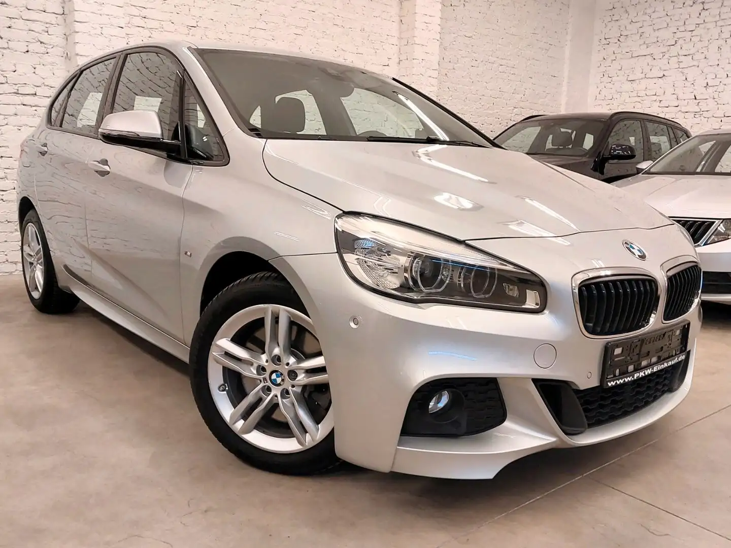 BMW 225 i xDrive M Sport Active Tourer 54ooo LED Silber - 2