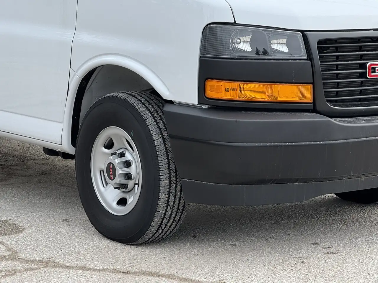 GMC Savana снимка GMC Savana