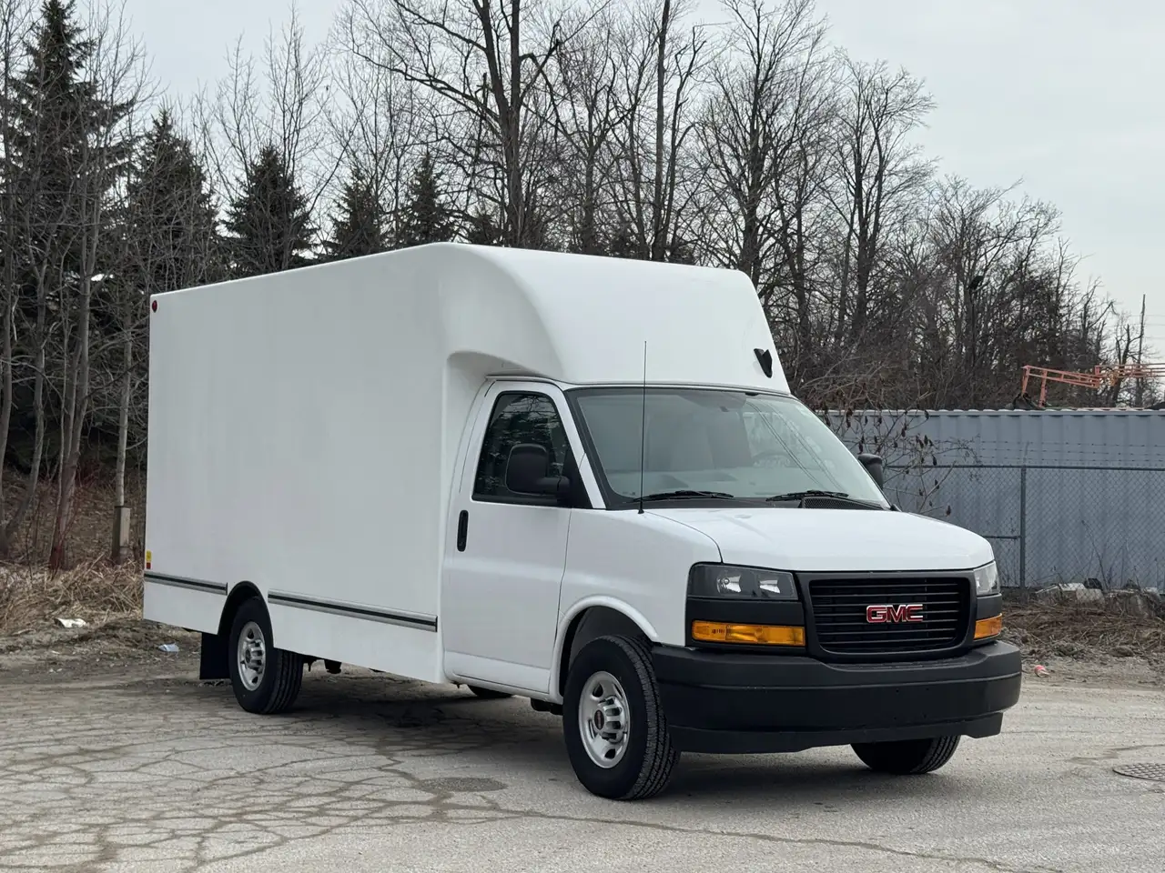 GMC Savana снимка GMC Savana