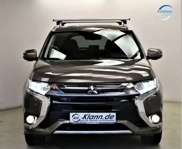 Mitsubishi Outlander view 2