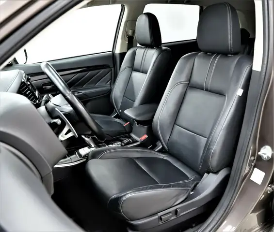 Mitsubishi Outlander view 10