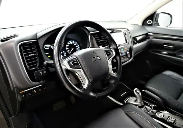 Mitsubishi Outlander view 14