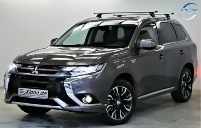 Mitsubishi Outlander view 3
