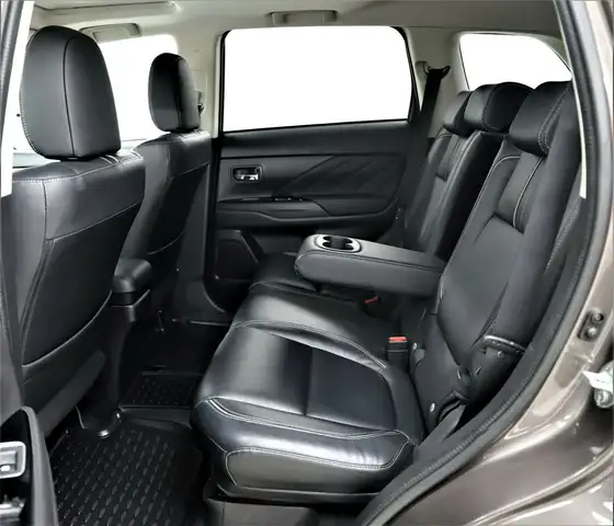 Mitsubishi Outlander view 11