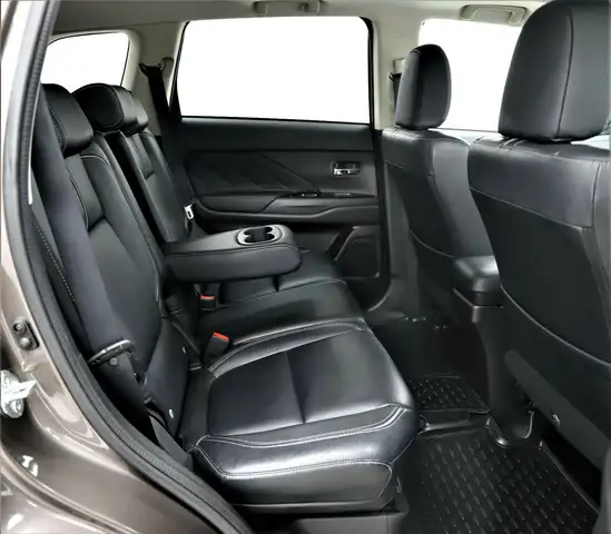 Mitsubishi Outlander view 12
