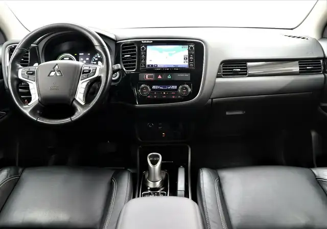 Mitsubishi Outlander view 13