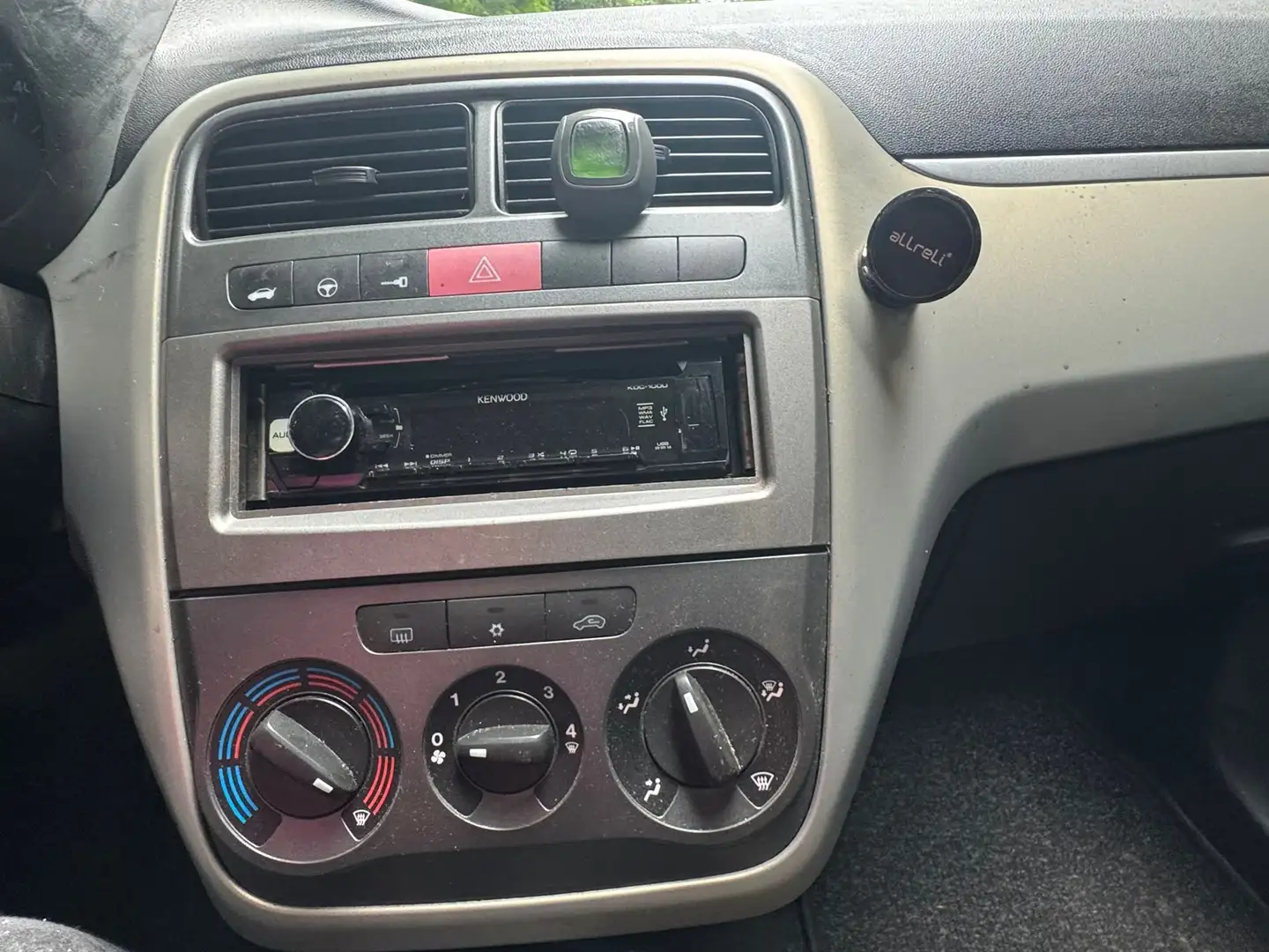 Fiat Punto Punto 1.2 8VActive Clima Plateado - 2