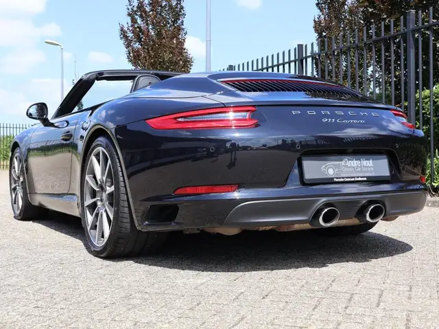 Porsche 911 view 8