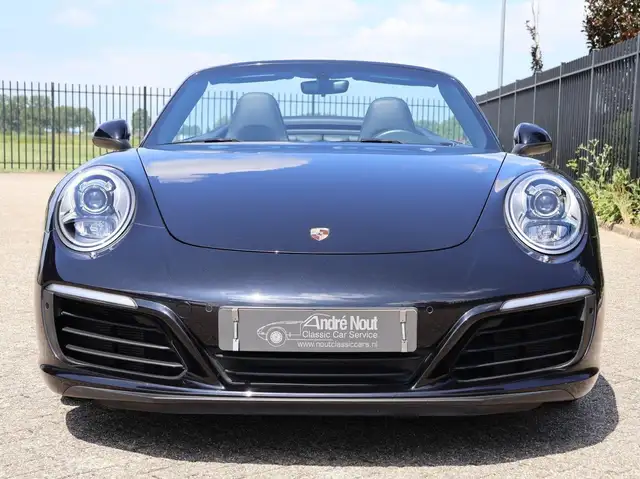 Porsche 911 view 19