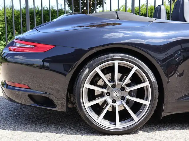 Porsche 911 view 30