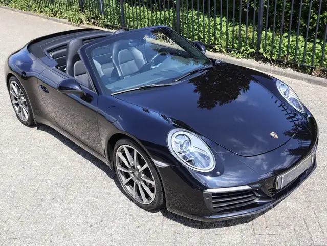 Porsche 911 view 16
