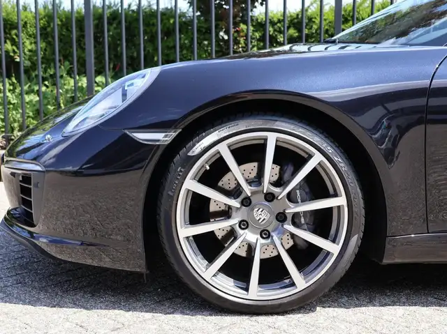 Porsche 911 view 25