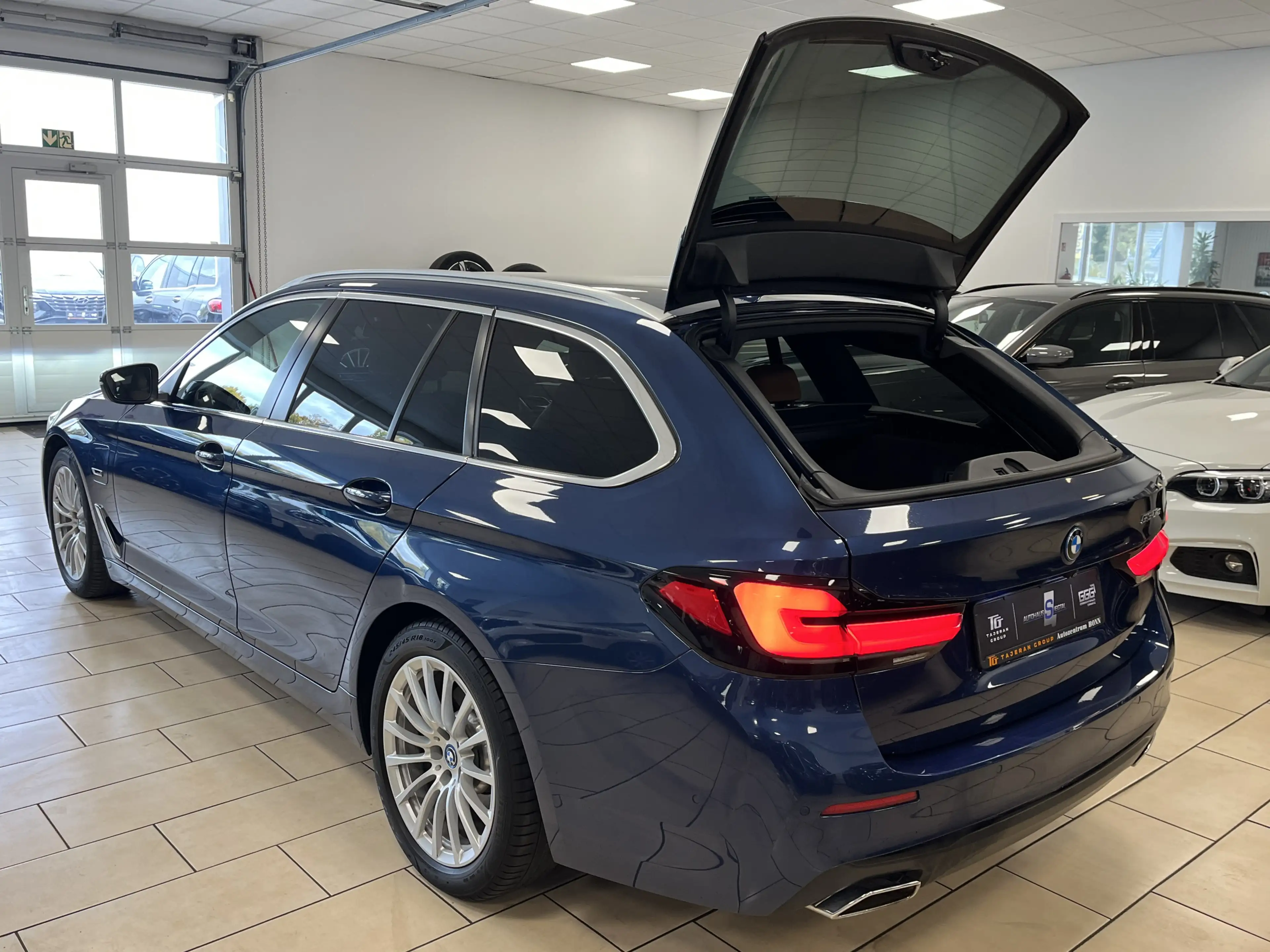 BMW 530 e Leder*CarPlay*LED*HUD*AHK*360°Cam*Navi*ACC — photo 6
