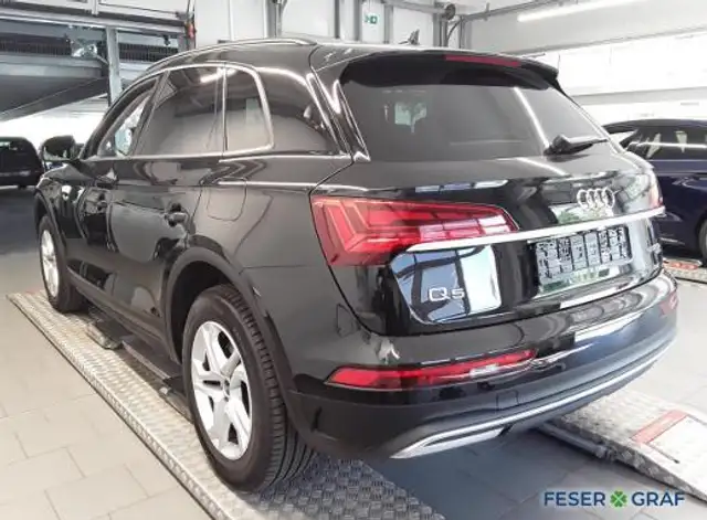 Audi Q5 view 4
