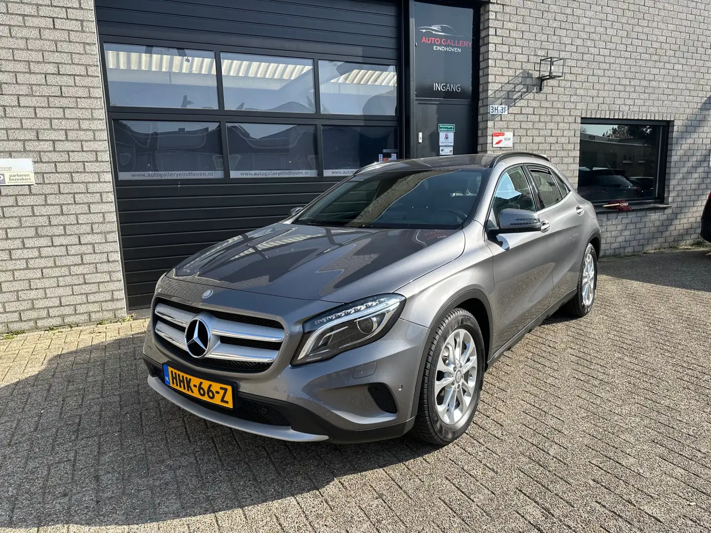 Mercedes-Benz GLA 180 Ambition *NAVI*TREKHAAK*CRUISE-CONTROL*CAMERA*AIRC Gris - 2