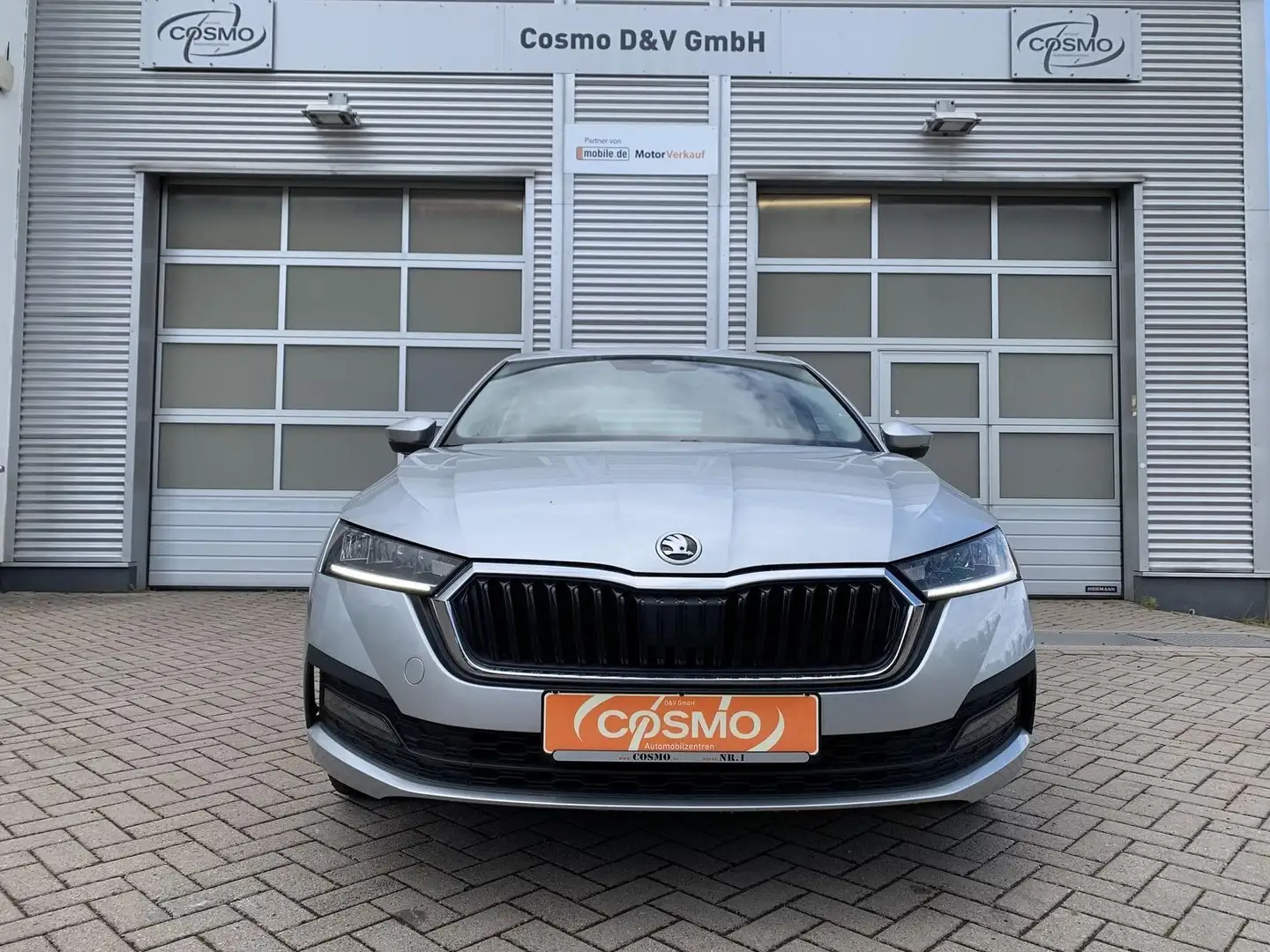 Skoda Octavia 2.0TDI DSG Limo. AHK+Virtual+Sitzhz+Temp Stříbrná - 2